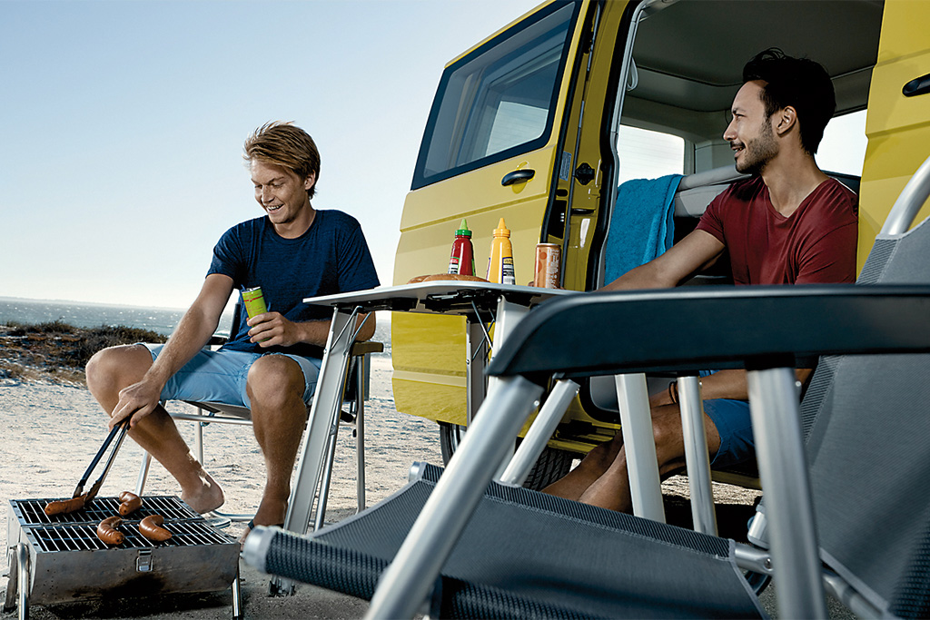 2 Campingstühle und 1 Tisch inklusive