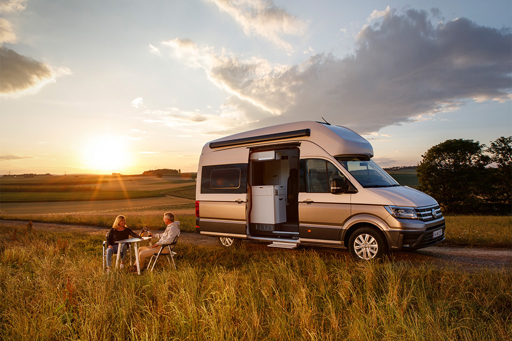 Grand California 600 mit Campingtisch und 2 Stühlen